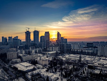 Téléchargez les photos : Varsovie lever de soleil un matin d'hiver - en image libre de droit