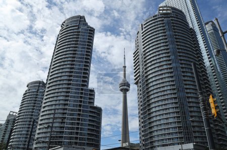 Foto de La Torre CN entre los rascacielos de Toronto, Canadá. Foto de alta calidad - Imagen libre de derechos