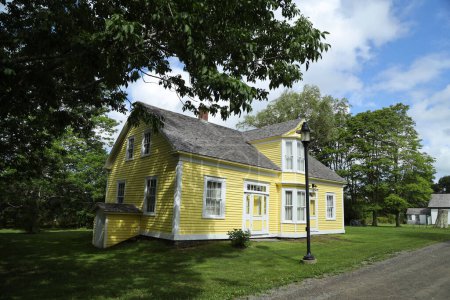 Téléchargez les photos : Maison typique dans le village historique de Sherbrook, Nouvelle-Écosse. Photo de haute qualité - en image libre de droit