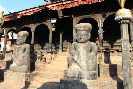 Téléchargez les photos : Décorations et statues à l'entrée d'un temple à Bhaktapur, Népal. Photo de haute qualité - en image libre de droit