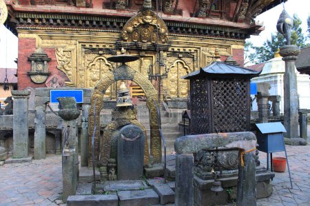 Téléchargez les photos : Décorations et statues à l'entrée d'un temple à Bhaktapur, Népal. Photo de haute qualité - en image libre de droit