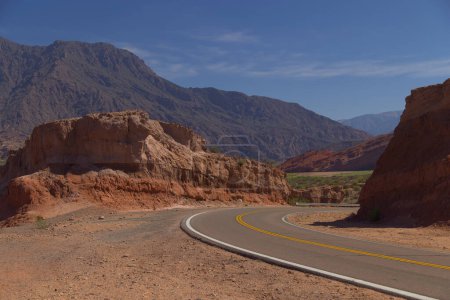 Foto de La pintoresca carretera que cruza la Quebrada De Las Conchas, Argentina. Foto de alta calidad - Imagen libre de derechos