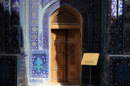 Téléchargez les photos : Porte d'entrée d'un mausolée de la nécropole Shakhi Zinda à Samarcande, Ouzbékistan. Photo de haute qualité - en image libre de droit