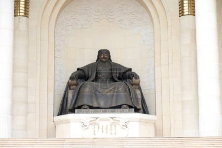 Estatua de bronce de Genghis Khan en Ulán Bator. Foto de alta calidad
