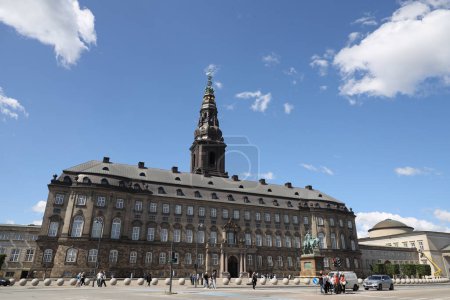 Téléchargez les photos : Vue du palais Christiansborg à Copenhague. Photo de haute qualité - en image libre de droit
