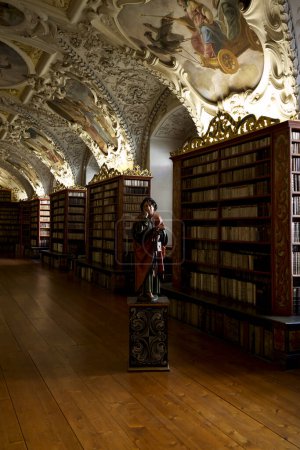 Foto de Vista de la biblioteca con 200.000 volúmenes del Monasterio de Strahov en Praga - Imagen libre de derechos