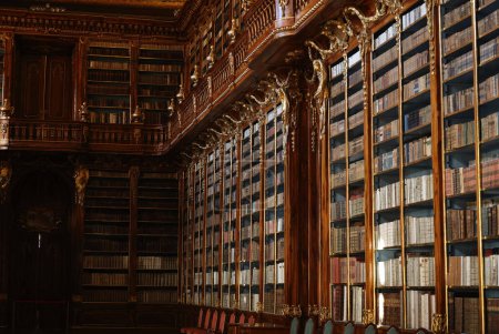 Foto de Vista de la biblioteca con 200.000 volúmenes del Monasterio de Strahov en Praga - Imagen libre de derechos