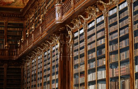 Téléchargez les photos : Vue de la bibliothèque avec 200.000 volumes du monastère de Strahov à Prague - en image libre de droit