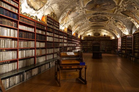 Téléchargez les photos : Vue de la bibliothèque avec 200.000 volumes du monastère de Strahov à Prague - en image libre de droit