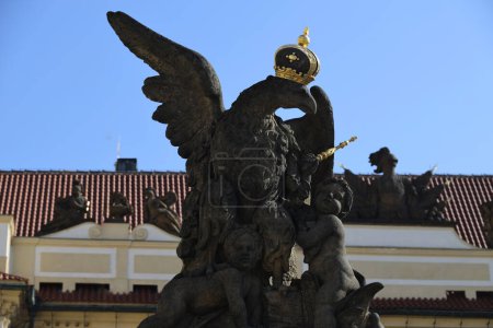 Téléchargez les photos : L'aigle royal à l'entrée du château de Prague. Photo de haute qualité - en image libre de droit