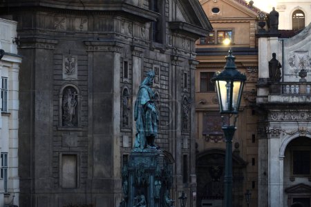 Téléchargez les photos : Le monument de Karel IV à Prague. Photo de haute qualité - en image libre de droit