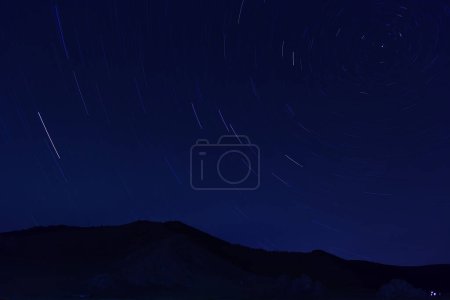 Foto de El movimiento de las estrellas en el cielo mongol. Foto de alta calidad - Imagen libre de derechos