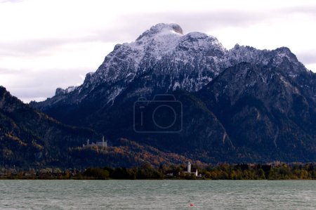 Foto de El lago Forggensee cerca de la ciudad de Fussen, Baviera. Foto de alta calidad - Imagen libre de derechos