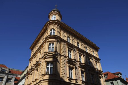 Téléchargez les photos : Ancien palais dans la ville de Prague. Photo de haute qualité - en image libre de droit