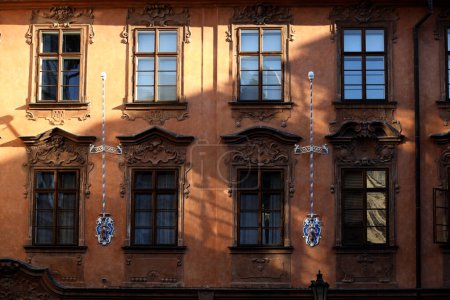 Téléchargez les photos : Ancien palais dans la ville de Prague. Photo de haute qualité - en image libre de droit