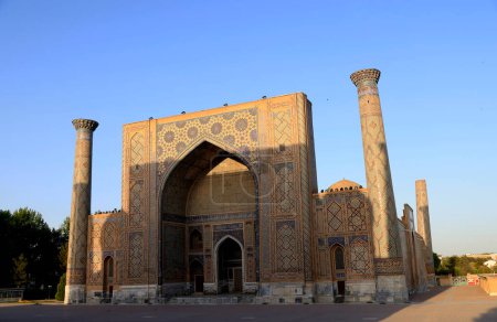 Madrasa Ulugh Beg in Samarkand, Usbekistan. Hochwertiges Foto