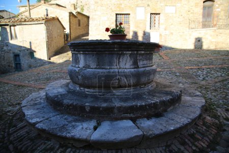 Der Brunnen an der Piazza Il Vecchietta in Castiglione DOrcia, Italien. Hochwertiges Foto