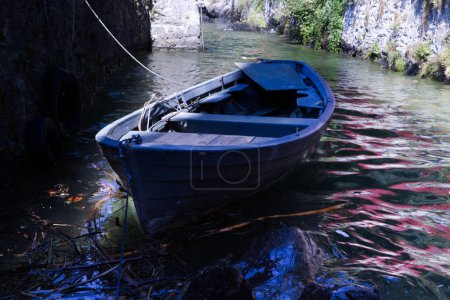Barco amarrado en el lago de Garda, Italia. Foto de alta calidad