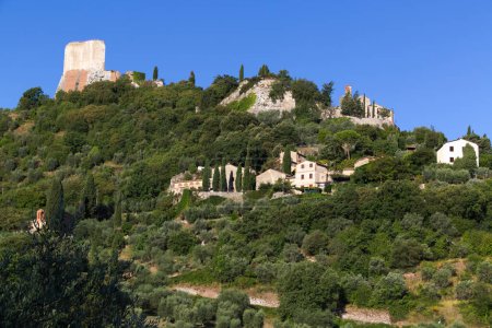 Die Festung von Tentennano dominiert die Stadt Castiglione DOrcia, Italien. Hochwertiges Foto