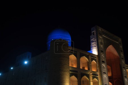 Nachtaufnahme der Mir-i Arab Madrasa in Buchara, Usbekistan. Hochwertiges Foto