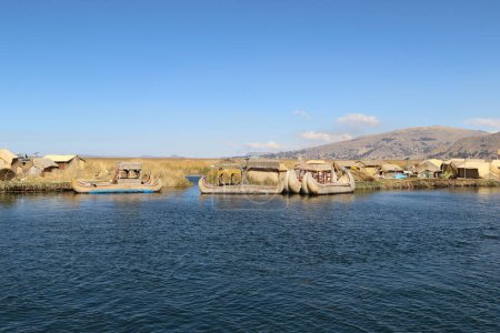 Téléchargez les photos : Les îles flottantes de l'Uros sur le lac Titicaca, Pérou. Photo de haute qualité - en image libre de droit