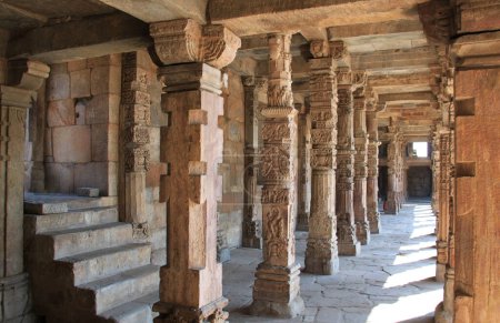 Ancienne colonnade à l'intérieur du complexe Qutub Minar, Delhi, Inde. Photo de haute qualité