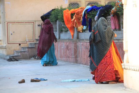 Frauen gehen zum Eingang des Hindu-Tempels in Indien. Hochwertiges Foto