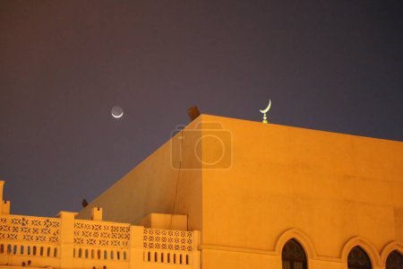 Téléchargez les photos : Palais de Muscat dans la nuit. Photo de haute qualité - en image libre de droit
