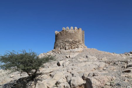Torre de vigilancia en el árido desierto de Omán. Foto de alta calidad
