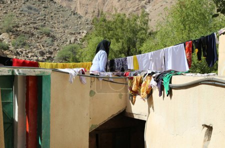 Téléchargez les photos : Détail d'un village à Wadi Tiwi à Oman. Photo de haute qualité - en image libre de droit