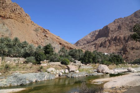Téléchargez les photos : Vue de Wadi Tiwi à Oman. Photo de haute qualité - en image libre de droit