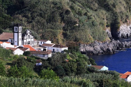 Blick auf das Dorf, Porto Formoso, Sao Miguel, Azoren. Hochwertiges Foto