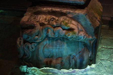 Cabeza al revés de Medusa, cisterna basílica. Estambul. Pavo. Foto de alta calidad