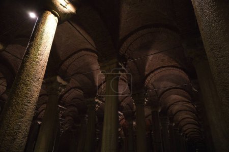 Vista del interior de la Cisterna Basílica de Estambul. Foto de alta calidad