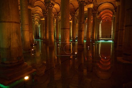 Vista del interior de la Cisterna Basílica de Estambul. Foto de alta calidad