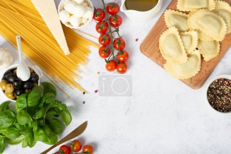 Italienisches Essen oder Zutaten Hintergrund mit frischem Gemüse, Nudeln, Käse Parmesan und Gewürzen. Caprese-Salat in Form der italienischen Flagge. traditionelles italienisches Essen