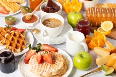 Téléchargez les photos : Petit déjeuner servi avec café, jus d'orange, oeuf, petits pains et miel. Alimentation équilibrée. petit déjeuner buffet - en image libre de droit