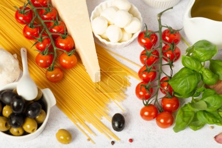 Zutaten der mediterranen Küche in Form der italienischen Flagge auf weißem Schiefer, Stein oder Betongrund..