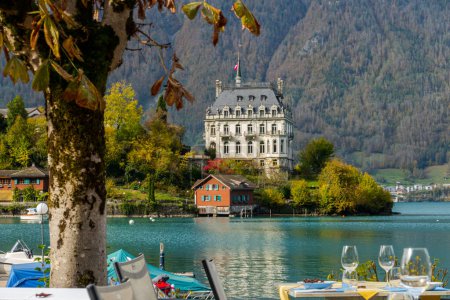 Téléchargez les photos : La belle Brienzersee en Suisse et le château qui s'y trouve. - en image libre de droit