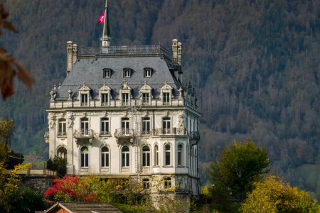 Téléchargez les photos : La belle Brienzersee en Suisse et le château qui s'y trouve. - en image libre de droit