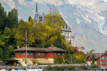Téléchargez les photos : 28.09.22.Switzerland. Magnificent Lake Brienzersee in Switzerland and Swiss villages on it - en image libre de droit