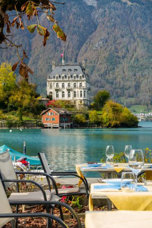 Téléchargez les photos : 28.09.22.Switzerland. The beautiful Brienzersee in Switzerland and the castle on it. - en image libre de droit