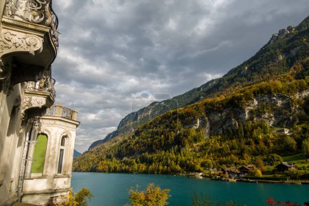 Téléchargez les photos : 28.09.22.Switzerland. The beautiful Brienzersee in Switzerland and the castle on it. - en image libre de droit