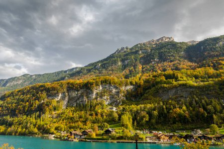 Téléchargez les photos : 28.09.22.Switzerland. Magnificent Lake Brienzersee in Switzerland and Swiss villages on it - en image libre de droit