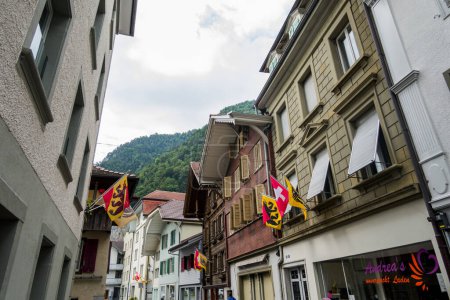 Téléchargez les photos : La magnifique ville d'Interlaken en Suisse, belles maisons et rues - en image libre de droit