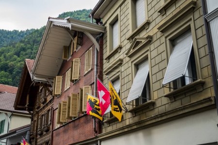 Téléchargez les photos : La magnifique ville d'Interlaken en Suisse, belles maisons et rues - en image libre de droit