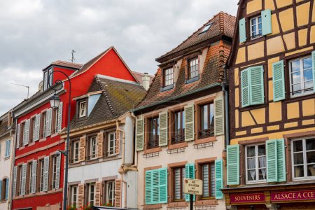 Téléchargez les photos : Incroyablement belle ville de Colmar en France, Alsace. Belles rues et maisons - en image libre de droit