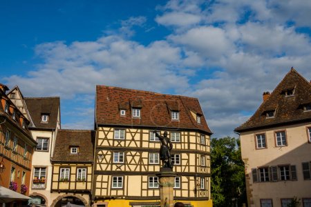 Foto de Increíblemente hermosa ciudad de Colmar en Francia, Alsacia. Hermosas calles y casas - Imagen libre de derechos