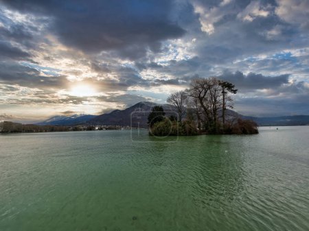 Un beau lac dans la ville française d'Annecy, France. Bateaux et beaux paysages