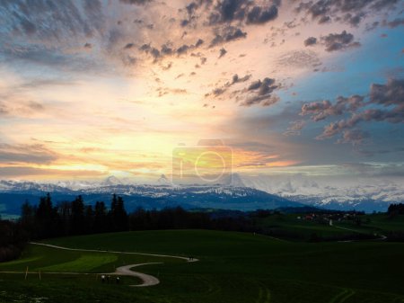 Atemberaubender Sonnenuntergang über einer üppigen Schweizer Landschaft mit
